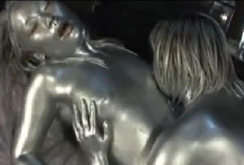 ウェット＆メッシュ動画 銀粉を塗った乳首を舐めるレズプレイ