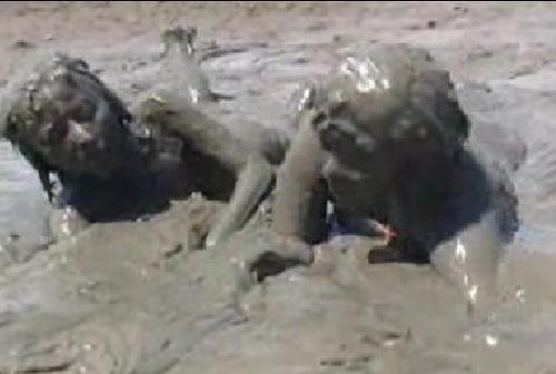 ウェット＆メッシュ動画 泥の中で女性2人が沈んでいく