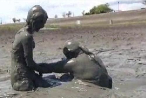 ウェット＆メッシュ動画 泥だらけの女性2人が泥のかけあい